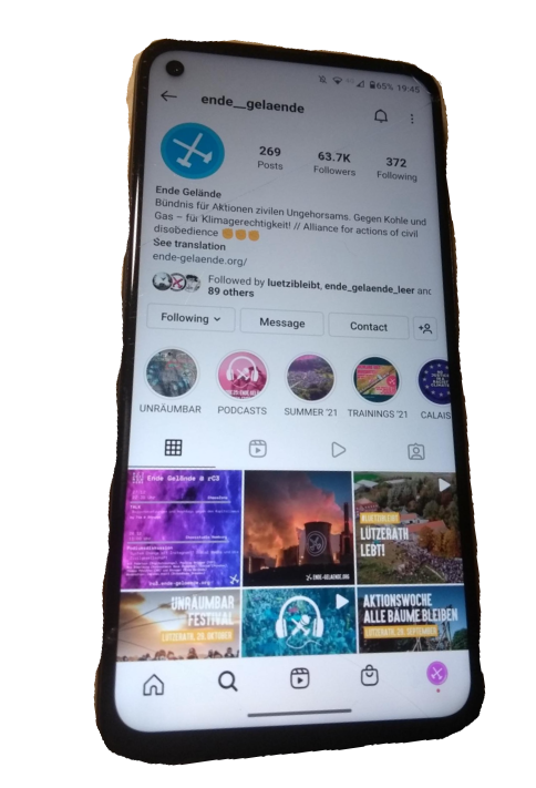 Bild eines Handys, Instagram ist offen und zeigt den Ende Gelände Feed
